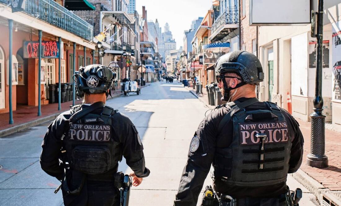 Policías caminan sobre la calle Bourbon antes de su reapertura, en Nueva Orleans. Fue ahí donde un hombre embistió a la multitud el miércoles pasado. Foto: EFE (03/01/2025)