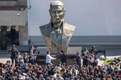 Develan busto, con sabor a despedida de Osorio Chong