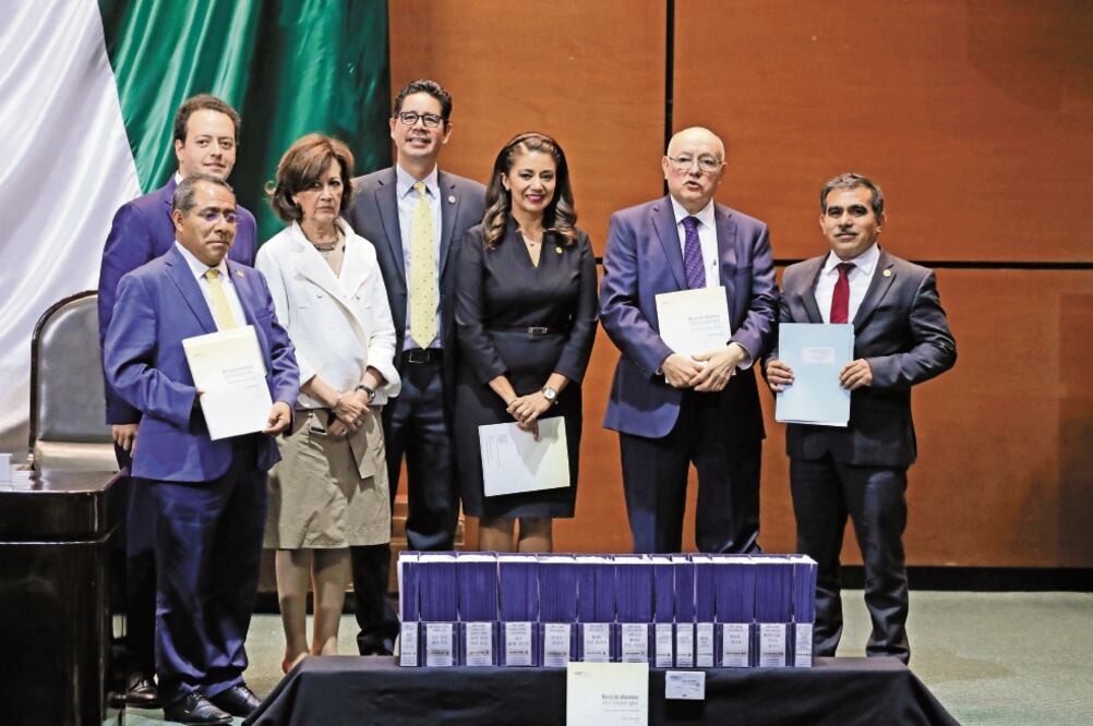 El titular de la Auditoría Superior de la Federación, David Colmenares (segundo de der. a izq.) hizo entrega de los primeros reportes de la Cuenta Pública de 2018, último año de gobierno de Enrique Peña Nieto. Foto/GERMÁN ESPINOSA. EL UNIVERSAL