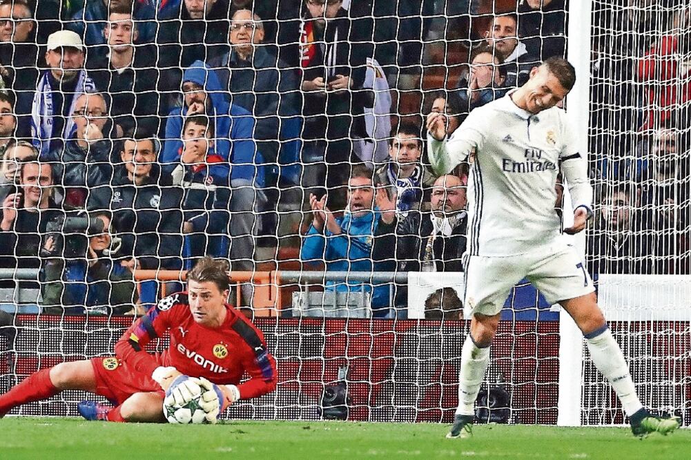 Cristiano Ronaldo esta vez no pudo marcarle al Borussia Dortmund, que termina como líder de grupo al rescatar un merecido empate en Madrid. (J. J. GUILLÉN. EFE)