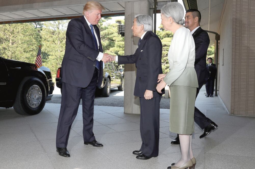 Donald Trump saludó al emperador japonés Akihito de mano y no con una reverencia, como dicta el protocolo (EUGENE HOSHIKO. REUTERS)