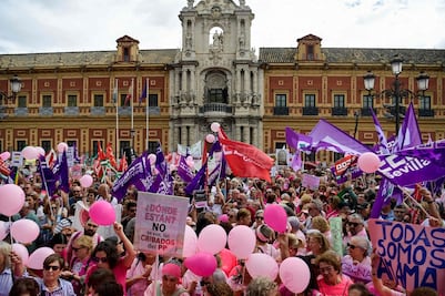 Miles de mujeres se manifiestan en Sevilla por escándalo en pruebas de detección de cáncer de mama