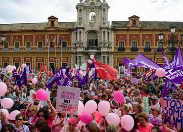 Miles de mujeres se manifiestan en Sevilla por escándalo en pruebas de detección de cáncer de mama