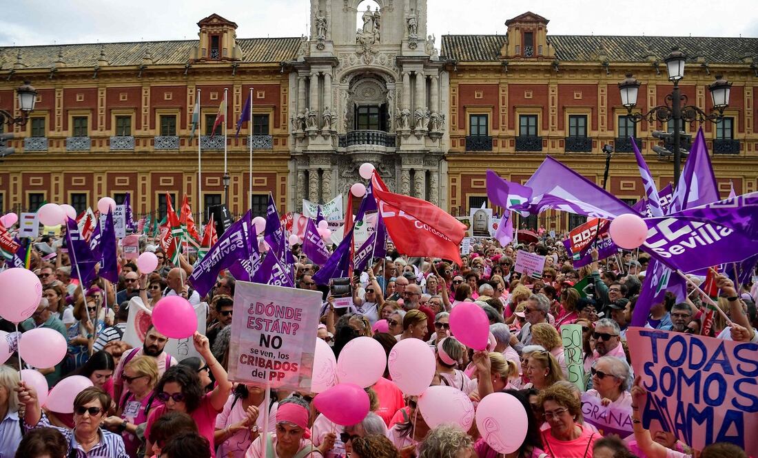 Manifestantes protestan en Sevilla por fallas en pruebas de detección de cáncer de mama. .FOTO: CRISTINA QUICLER. AFP