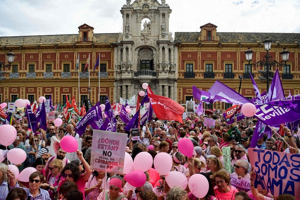Manifestantes protestan en Sevilla por fallas en pruebas de detección de cáncer de mama. .FOTO: CRISTINA QUICLER. AFP