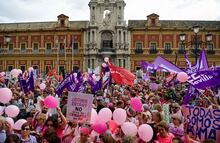 Miles de mujeres se manifiestan en Sevilla por escándalo en pruebas de detección de cáncer de mama