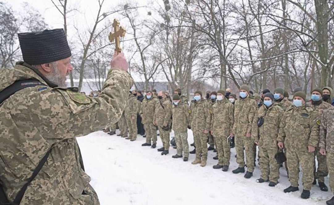 Un instructor con una voluntaria de las Fuerzas de Defensa Territorial de Ucrania, cerca de Kiev. Foto: Efrem Lukatsky/ AP