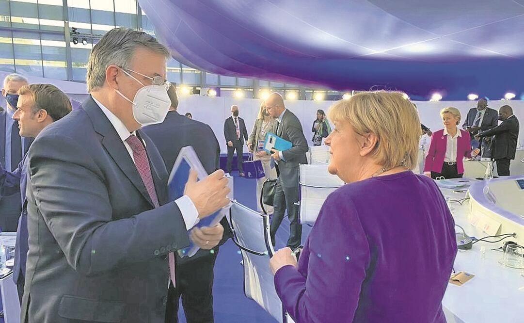 El canciller mexicano, Marcelo Ebrard, captado con la canciller alemana Angela Merkel, durante la cumbre del G20, en Roma. Foto: Tomada de Twitter
