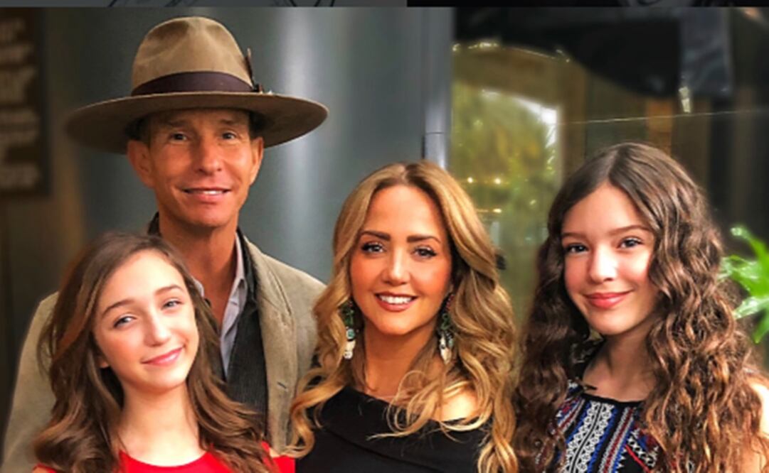 Andrea Legarreta y Erik Rubín posan con sus hijas. Foto: Instagram