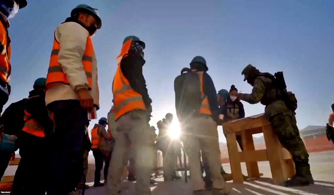El general Luis Cresencio Sandoval afirmó que en la construcción de la paz en México no es que los militares carguen un fusil, o emplear tanques o vehículos artillados. Foto: tomada de video