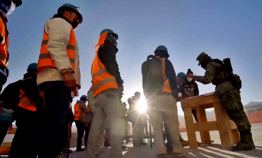 El general Luis Cresencio Sandoval afirmó que en la construcción de la paz en México no es que los militares carguen un fusil, o emplear tanques o vehículos artillados. Foto: tomada de video