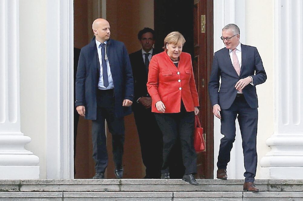 La canciller alemana, Angela Merkel, y el presidente del país, Frank-Walter Steinmeier (der.), ayer tras una reunión sobre las opciones para formar gobierno. (AXEL SCHMIDT. REUTERS)