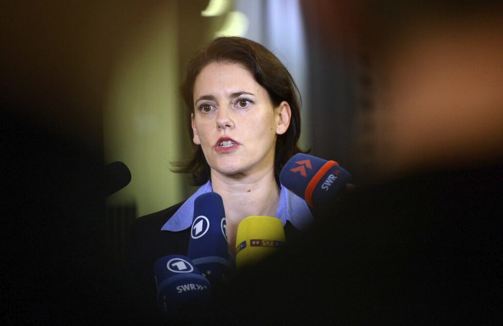 La jefa de prensa de la Fiscalía Federal, Frauke Koehler, ofrece una rueda de prensa en Karlsruhe, Alemania (EFE/Franziska Kraufmann)