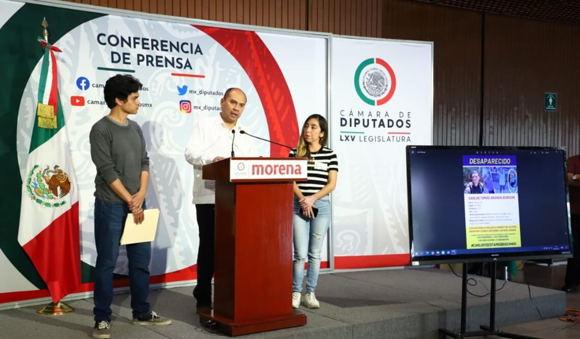 Familiares de Carlos Aranda en la Cámara de Diputados. Foto: especial