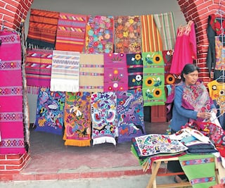 Buscan castigar robo de diseños indígenas