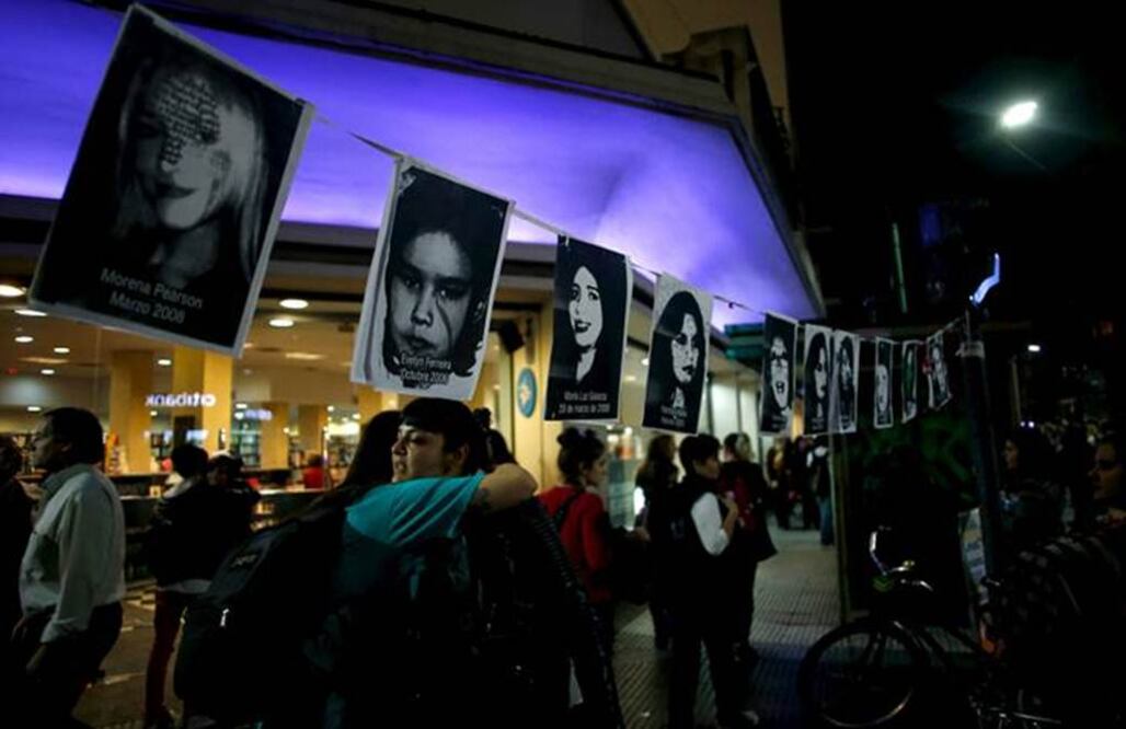 Mujeres exigen justicia por feminicidios en Buenos Aires. Foto: EFE