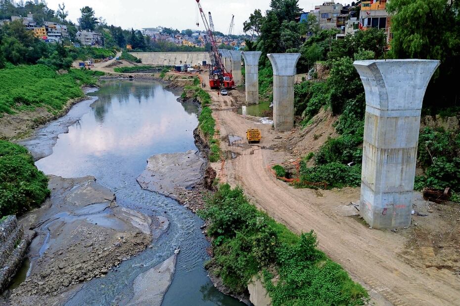 La obra tendrá alrededor de 400 o 500 columnas, las cuales sostendrán la vialidad. La prefabricación de piezas tiene un estimado de 95% de avance, señaló el subsecretario. Diego Prado y Diego Montesinos