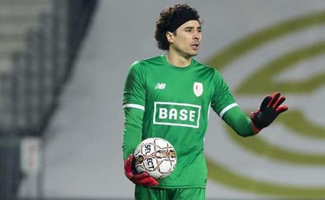 Twitter @StandardLiejaES. El guardameta mexicano durante un juego del Standard de Lieja de la Liga de Bélgica