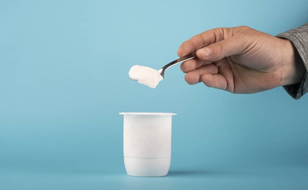 El yogur tiene un sabor ligeramente ácido al paladar. Foto: Freepik.