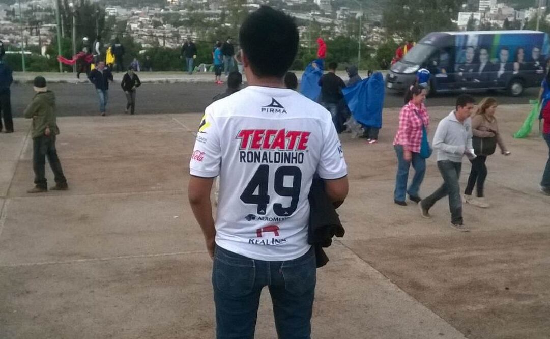 Aficionado del Querétaro porta con orgullo la playera con el nombre de Ronaldinho. Daniel Blumrosen 