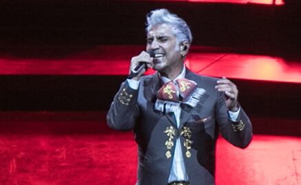 Entre lágrimas y aplausos, Alejandro Fernández ofrece primer show tras muerte de su padre