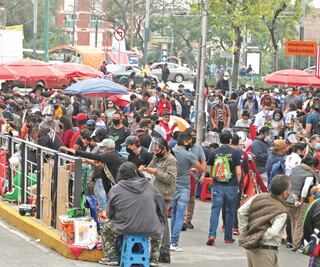 Sacrifican la sana distancia para comprar juguetes