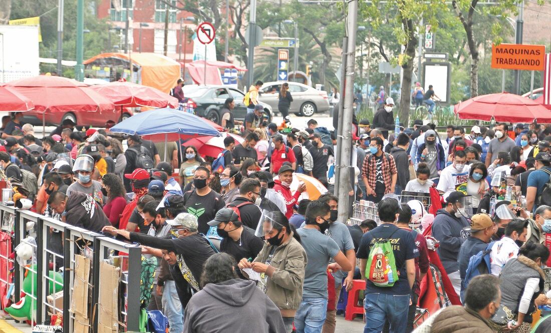 Aunque la mayoría de comerciantes usaba cubrebocas y tenía gel antibacterial en sus puestos, no todos los asistentes seguían las medidas sanitarias. Foto: CARLOS MEJÍA. EL UNVERSAL