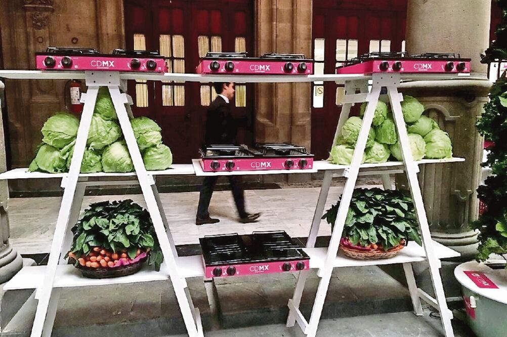 Las estufas serán distribuidas en los hogares en donde aún se cocine con leña o carbón, debido al riesgo que corren sus habitantes al inhalar monóxido de carbono (PHENÉLOPE ALDAZ. EL UNIVERSAL)