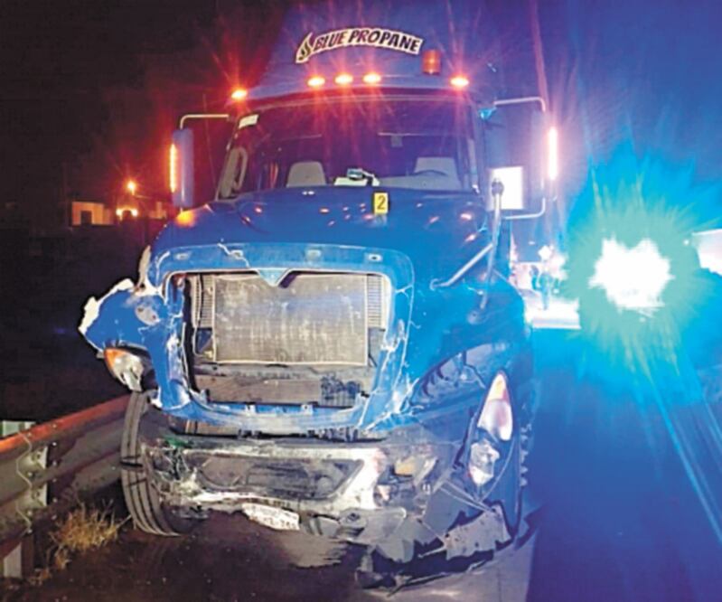 Accidente. Personal de Servicios Médicos Forenses de Sonora realizó el levantamiento de los cuerpos. Foto/ESPECIAL