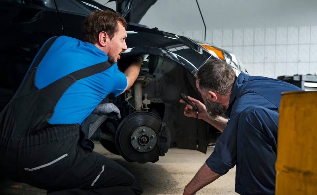 Hay señales que nos indican el momento para cambiar los amortiguadores del auto. Foto: Freepik