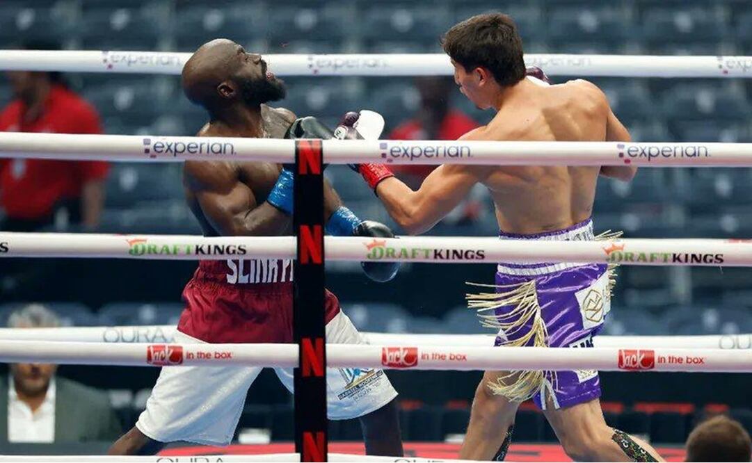 Marco Verde peleando ante Sona Akale en el Allegiant Stadium | FOTO: AFP