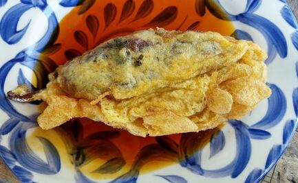 Chile pasilla relleno de hongos y quelites