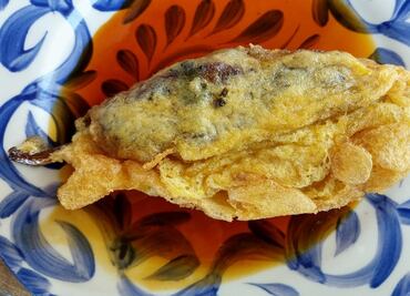 Chile pasilla relleno de hongos y quelites