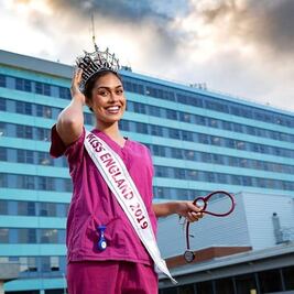 Miss Inglaterra 2019 abandona su reinado para ser doctora y luchar contra el coronavirus