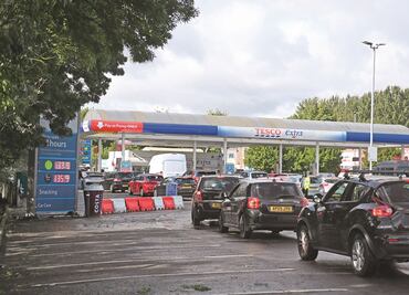 Alista Reino Unido al ejército ante escasez de combustible