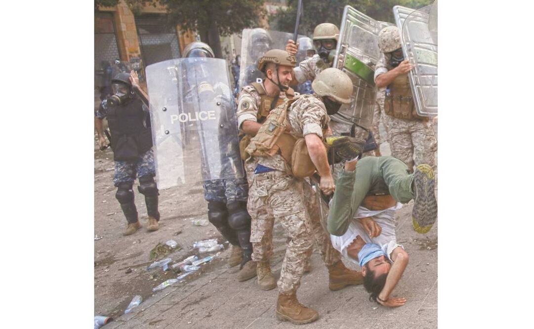 Soldados se enfrentaron contra manifestantes, ayer en Beirut. Foto: THIBAULT CAMUS. AP