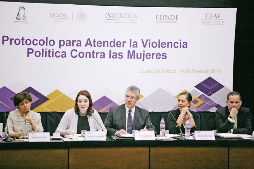 Beatriz Galindo, consejera electoral del INE; María del Carmen Alanis, magistrada del TEPJF; los consejeros electorales Arturo Sánchez y Adriana Favela, en la presentación del Protocolo para Atender la Violencia Política Contra las Mujeres (IVÁN STEPHENS)