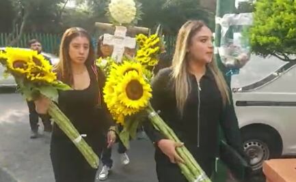 Familiares y amigos esperan arribo del cuerpo de Ariadna Fernanda en funeraria de la colonia Doctores