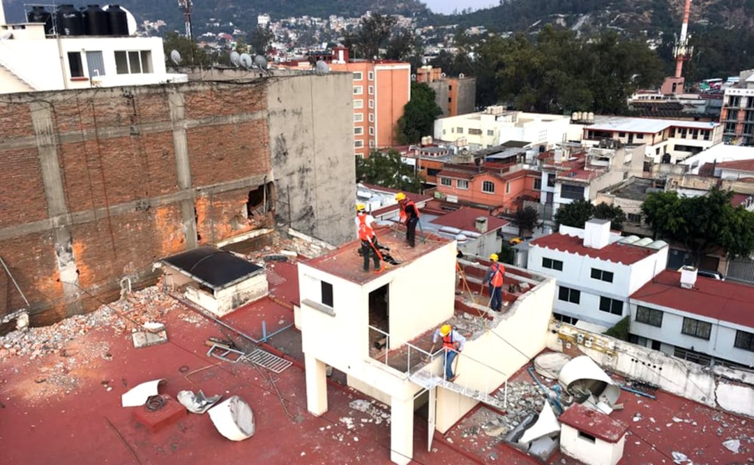 Así lucían los trabajos de demolición del inmueble afectado por el sismo del 19 de septiembre. Foto: Especial