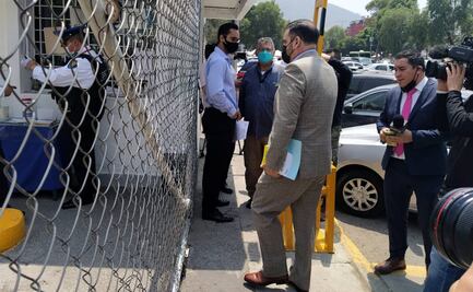 Representantes de abogados acusados de extorsión por Juan Collado llegan al Reclusorio Norte