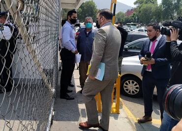 Representantes de abogados acusados de extorsión por Juan Collado llegan al Reclusorio Norte