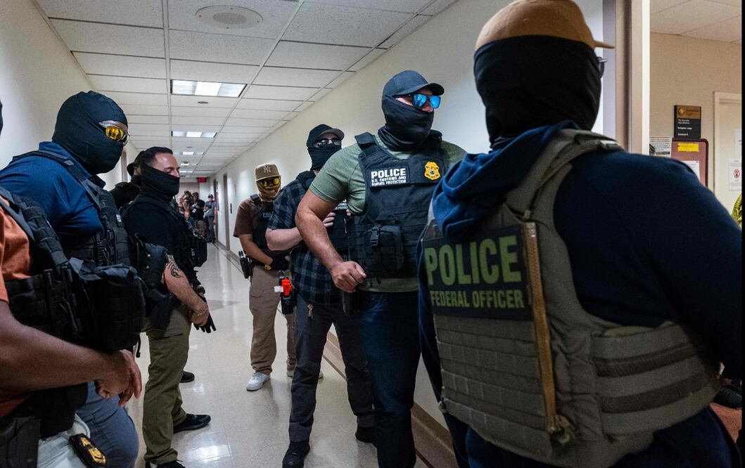 Agentes federales y del ICE patrullan los pasillos del tribunal de inmigración en el Edificio Federal Jacob K. Javitz, en la ciudad de Nueva York, EU, el 24 de julio de 2025. Foto: AFP
