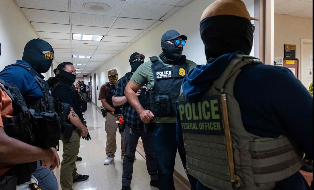Agentes federales y del ICE patrullan los pasillos del tribunal de inmigración en el Edificio Federal Jacob K. Javitz, en la ciudad de Nueva York, EU, el 24 de julio de 2025. Foto: AFP