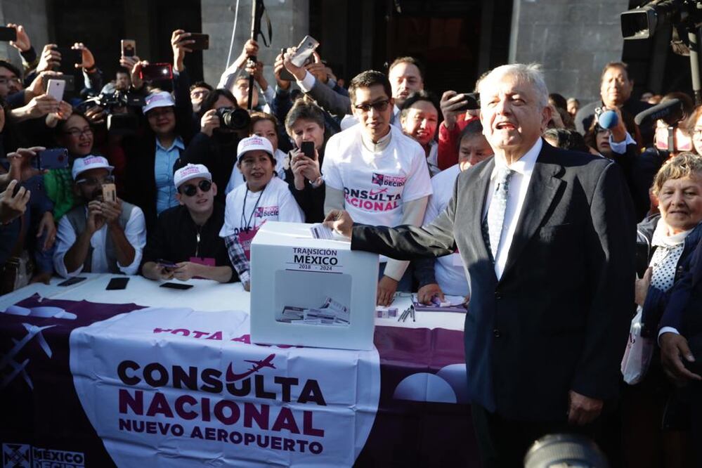 López Obrador cuando votó en la consulta