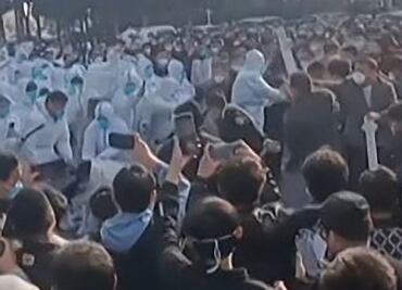 China responde a protestas violentas con un nuevo confinamiento por brotes de Covid-19