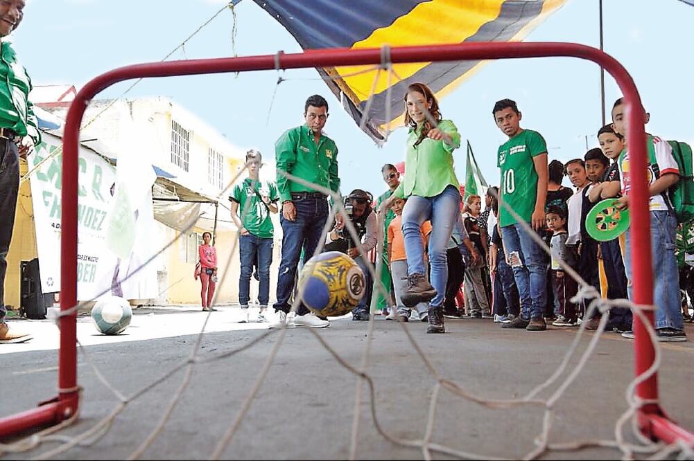 Durante su recorrido por Iztapalapa, un grupo de jóvenes invitaron a Mariana Boy Tamborrel a meter un gol en una pequeña portería, falló el primer intento y ante la insistencia en su segunda patada logró anotar. (ESPECIAL)