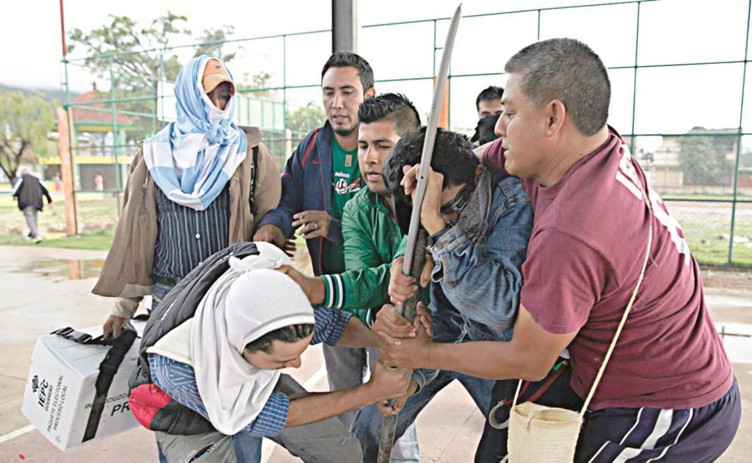 Ciudadanos mexicanos enfrentan a encapuchados. EFE