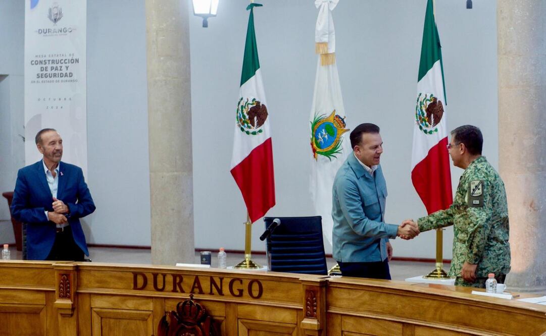 Esteban Villegas Villarreal con el General de Brigada Diplomado del Estado Mayor en una reunión sobre seguridad. Foto: Especial