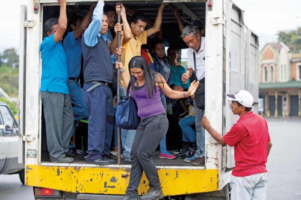 Una venezolana se baja de un camión de carga que sirve como transporte público en Villa de Cura. EU busca formas de presionar más al régimen de Maduro (FERNANDO LLANO. AP)