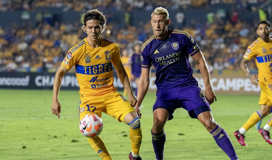 Sebastián Córdova de Tigres y Robin Jansson de Orlando City - Foto: EFE